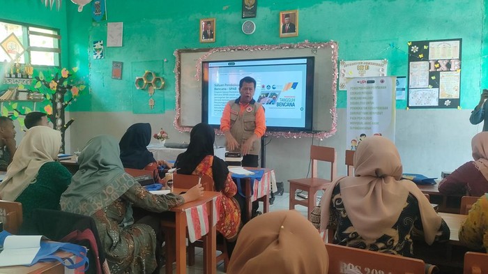 Guru sedang menerima edukasi oleh BPBD Pangandaran