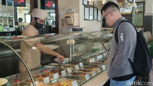 Salah satu pengunjung saat memesan menu di Il Pomodoro, Jalan Gatot Subroto Barat Nomor 371, Denpasar, Bali, Sabtu (24/8/2024).