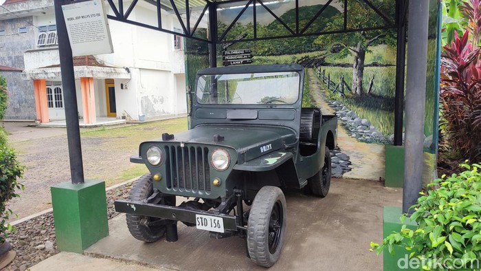 Selain lokomotif tua C3082, Museum Subkoss Kota Lubuklinggau juga mempunyai koleksi lainnya yang bersejarah. Salah satunya mobil Jeep Willys STD 156.