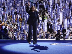 Kamala Harris Resmi Jadi Capres AS, Berbalut Powersuit Serba Hitam Chloe