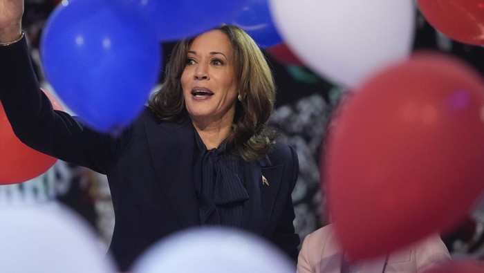 Democratic presidential nominee Vice President Kamala Harris celebrates with her families as the balloons fall during the final day of during the Democratic National Convention Thursday, Aug. 22, 2024, in Chicago. (AP Photo/Erin Hooley)