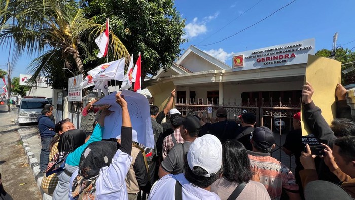 Kantor Gerindra Kota Kediri didemo kadernya terkait rekom