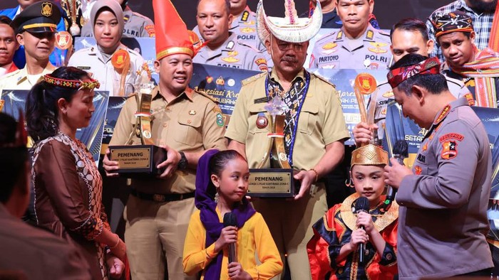 Kapolri Jenderal Listyo Sigit Prabowo beserta Jualiati Sigit Prabowo turut memberikan secara langsung piala kemenangan bagi 110 juara lomba kreasi (dok istimewa)