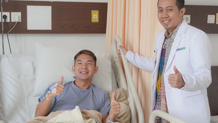 Kapten PSS Sleman, Kim Kurniawan usai menjalani operasi di lutut kirinya. Foto diunggah pada Sabtu (24/8/2024).