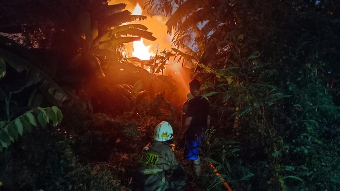 Kebakaran di pinggir rel KA di Tanjung Priok, Jakut karena tawuran perang petasan, pada Sabtu (24/8/2024). Damkar sempat terhalang tawuran saat akan melakukan pemadaman.