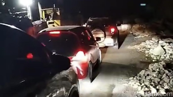 Kemacetan 5 kilometer terjadi di Jalur Kappang malam ini.