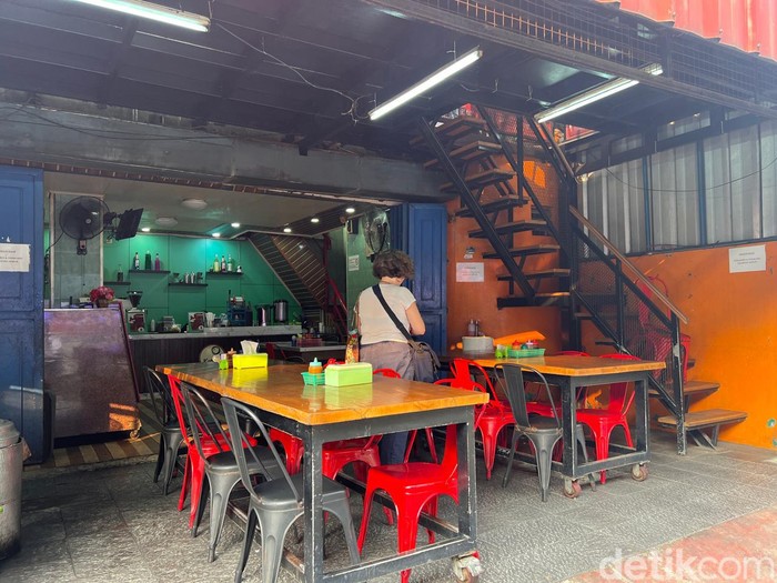 Kenikmatan Bubur Ayam dan Martabak Legendaris di Cikini Sejak 1970-an Kenikmatan Bubur Ayam dan Martabak Legendaris di Cikini Sejak 1970-an