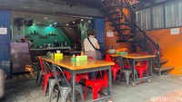 Rumah makannya sederhana dan tidak ber-AC. Namun, sejak dulu sampai sekarang masih dipadati pengunjung. Terlebih, saat jam makan siang atau sehabis orang-orang pulang kerja. Foto: Detikcom / Atiqa Rana