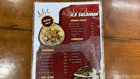 Berikut menu-menu yang ditawarkan Bubur Cikini H.R.Sulaiman. Selain bubur, mereka juga punya menu martabak, roti canai, sampai berbagai macam minuman. Foto: Detikcom / Atiqa Rana