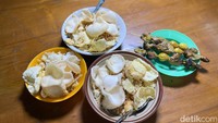 Ini beberapa menu yang kami pesan di Bubur H.R. Sulaiman. Ada bubur topping spesial dan bubur ayam biasa tetapi lengkap dengan sate-satean. Foto: Detikcom / Atiqa Rana