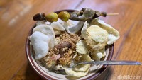 Menu paling spesial di sini adalah bubur telur. Dibanderol Rp 29.000, sudah lengkap ada bubur, tambahan telur ayam kampung mentah, cakwe, suwiran ayam, dan tongcai. Foto: Detikcom / Atiqa Rana