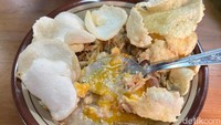 Tambahan telur ayam kampung mentah ini membuat tekstur bubur semakin creamy. Rasanya tetap gurih, tetapi ada sedikit sentuhan rasa dari telur mentahnya. Foto: Detikcom / Atiqa Rana