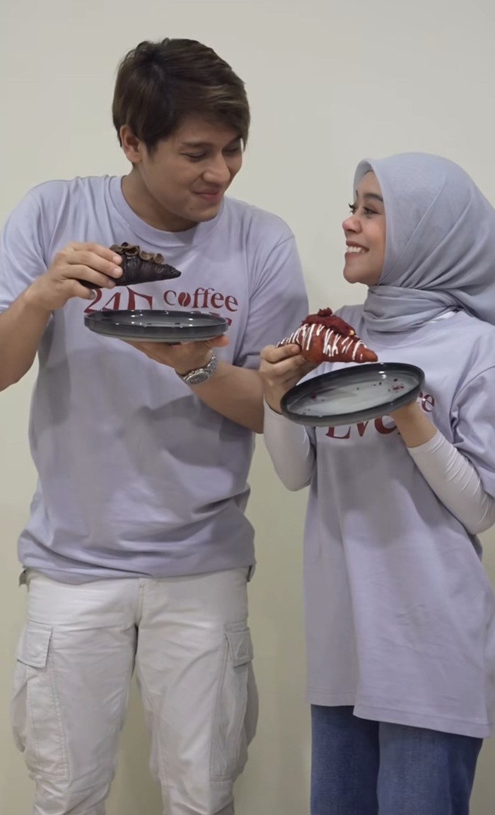 Kompaknya Rizky Billar dan Lesti Kejora Saat Makan Bareng Kompaknya Rizky Billar dan Lesti Kejora Saat Makan Bareng