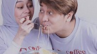 Keduanya kompak menjalankan usaha bisnis kafe dengan aneka menu seperti croissant sampai olahan pasta. Foto: Instagram @rizkybillar