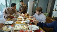 Aktor berusia 25 tahun ini juga suka sekali dengan makanan rumahan. Saat perayaan Idul Adha, Rizky santap ketupat dengan opor ayam. Foto: Instagram @rizkybillar