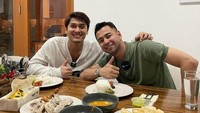 Kalau ini momen Raffi Ahmad numpang makan di rumah Rizky. Keduanya memang terkenal berteman dan akrab. Foto: Instagram @rizkybillar
