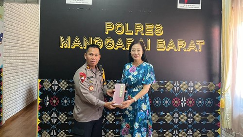Wakil Konjen China di Denpasar Zhu Yu menyerahkan cinderamata kepada Kapolres Manggarai Barat AKBP Christian Kadang di Labuan Bajo. (Dok. Humas Polres Manggarai Barat)