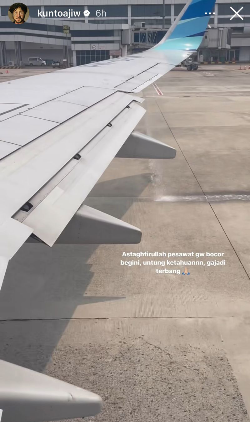 Tangkapan layar Instagram Stories Kunto Aji yang mengabarkan kebocoran di pesawat yang dia tumpangi.