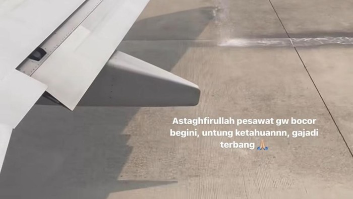 Tangkapan layar Instagram Stories Kunto Aji yang mengabarkan kebocoran di pesawat yang dia tumpangi.