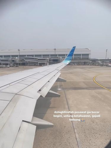 Tangkapan layar Instagram Stories Kunto Aji yang mengabarkan kebocoran di pesawat yang dia tumpangi.