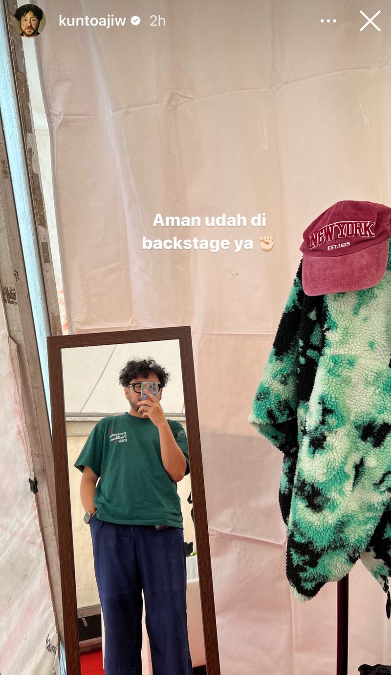 Tangkapan layar Instagram Stories Kunto Aji yang mengabarkan kebocoran di pesawat yang dia tumpangi.