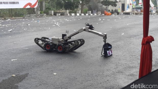 Ledakan mobil dalam sispam kota Jelang Pikada Tahun 2024, Polres Tasikmalaya, Jawa Barat di Komplek Kantor Bupati Tasikmalaya, Sabtu (24/8/24).