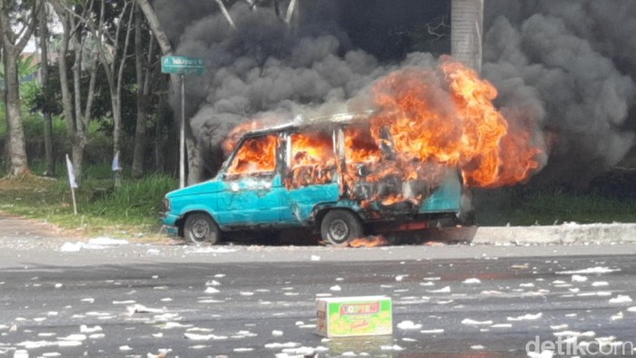 Ledakan mobil dalam sispam kota Jelang Pikada Tahun 2024, Polres Tasikmalaya, Jawa Barat di Komplek Kantor Bupati Tasikmalaya, Sabtu (24/8/24).