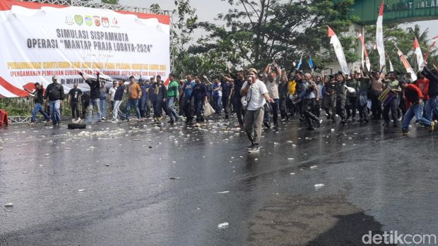 Ledakan mobil dalam sispam kota Jelang Pikada Tahun 2024, Polres Tasikmalaya, Jawa Barat di Komplek Kantor Bupati Tasikmalaya, Sabtu (24/8/24).