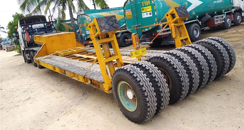 Lowbed trailer.