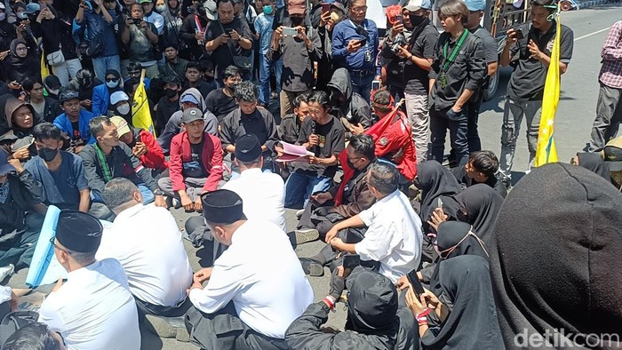 Mahasiswa aksa copot jas dan dasi anggota DPRD Probolinggo usai dilantik