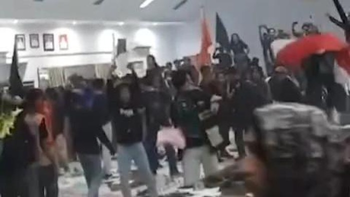 Mahasiswa di Majene merusak meja dan kursi DPRD saat demo menolak revisi UU Pilkada. Ketidakpuasan audiensi picu aksi pengrusakan.