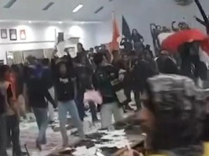 Anarkisme Mahasiswa Bikin Ruangan Audensi DPRD Majene Porak-poranda
