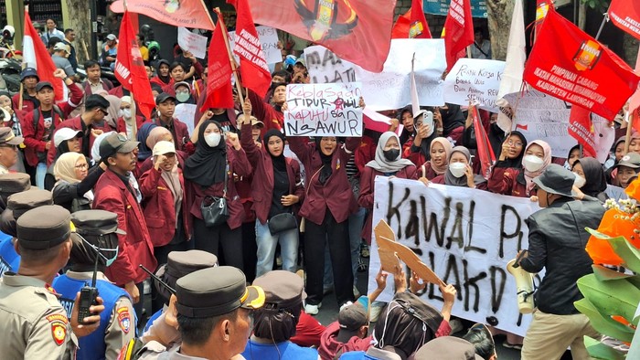 Massa IMM demo kawal putusan MK saat pelantikan anggota DPRD Lamongan