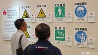 Pengunjung mengamati rambu keselamatan kerja yang digunakan pada industri konstruksi Jepang. Workshop ini terselenggara berkat komitmen Japan Association for Construction Human Resources (JAC) terhadap pengembangan sumber daya manusia di Indonesia.