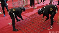 Workshop menampilkan material dan peralatan yang digunakan di lokasi konstruksi di Jepang. Peserta juga diberikan kesempatan untuk menjajalnya.