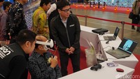Selain itu, peserta juga dapat merasakan pengalaman VR. Peserta dapat menonton berbagai video di satu ruang yang sama, yang menampilkan rancang bangun konstruksi dan merasakan sensasi di lokasi konstruksi di Jepang.