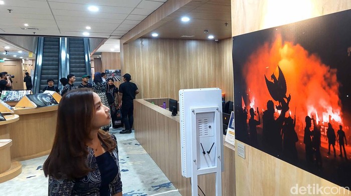 Pewarta Foto Indonesia (PFI) Jakarta menggelar pameran fotografi jurnalistik bertajuk Rekam Jakarta 2024. Pameran ini berlangsung di Perpustakaan Jakarta Galeri PDS HB Jassin, kompleks Taman Ismail Marzuki (TIM), Jakarta Pusat.