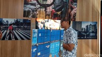 Mereka bertanggung jawab dalam pemilihan, penataan, serta pengaturan karya-karya yang dipamerkan untuk menciptakan narasi visual yang kuat dan kohesif dalam pameran tersebut.