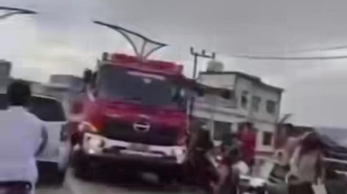 Mobil Damkar Samarinda tabrak motor yang ditinggal pemilik di atas jembatan.