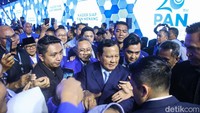 Presiden terpilih sekaligus Ketum Gerindra Prabowo Subianto menghadiri penutupan Kongres PAN di Jakarta, Sabtu (24/8/2024). Prabowo disambut riuh peserta kongres.