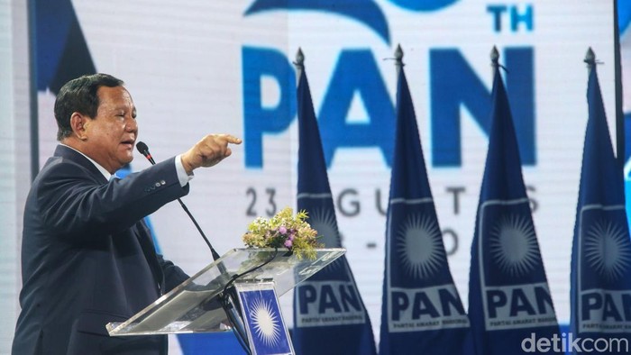 Presiden terpilih Prabowo Subianto memberi sambutan saat menutup Kongres PAN di Jakarta, Sabtu (24/8/2024).