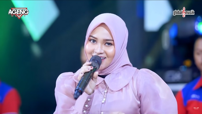 Tangkapan layar video lagu Sepiring Berdua yang dinyanyikan Nazia Marwiana