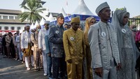 Sejumlah pasangan berbaris untuk melaksanakan akad saat acara nikah massal di depan Gedung Sate, Bandung, Jawa Barat, Sabtu (24/8/2024).
