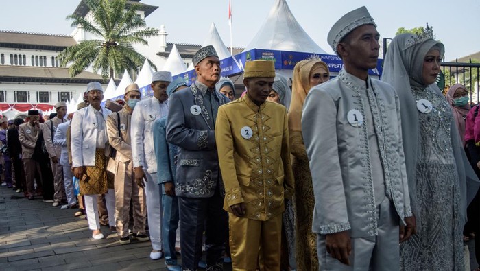 Nikah massal di Gedung Sate Bandung Pj Gubernur Jawa Barat Bey Machmudin (kanan) memberikan nasihat kepada salah satu pasangan saat acara nikah massal di depan Gedung Sate, Bandung, Jawa Barat, Sabtu (24/8/2024). Pemerintah Provinsi Jawa Barat Jabar memberikan fasilitas pernikahan dan pencatatan nikah bagi 37 pasangan dari beberapa daerah di Jawa Barat dalam rangkaian West Java Festival 2024. ANTARA FOTO/Novrian Arbi/aww.