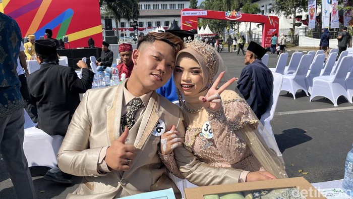 Nikah Massal mewarnai rangkaian acara West Java Festival di Gedung Sate, Sabtu (24/8/2024) pagi. Foto: Anindyadevi