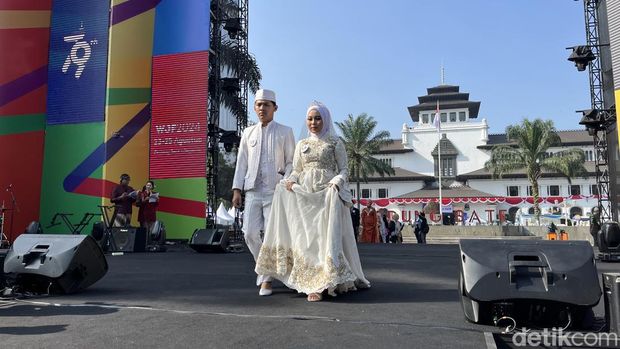 Nikah Massal mewarnai rangkaian acara West Java Festival di Gedung Sate, Sabtu (24/8/2024) pagi. Foto: Anindyadevi