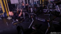 Anggota gym mengangkat beban di salah satu pusat kebugaran di Tangerang Selatan. Kasus obesitas di Indonesia dilaporkan semakin marak terjadi pada usia muda, bahkan anak-anak.