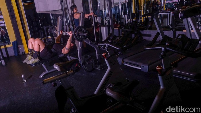 Risiko obesitas masih menghantui penduduk Indonesia karena gaya hidup yang buruk serta tingginya konsumsi gula. Olahraga menjadi salah satu langkah pencegahan obesitas.