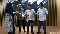 Senior Officer III Media Communication PT Pertamina Elok Riani Ariza (kiri), dan Kepala Bidang Komunikasi Publik Diskominfotik DKI Jakarta Koharudin (kanan) berbincang usai memberikan anugerah Pertamina Megapolitan Award 2024 kepada Pradita Utama (kedua kanan) dan Eusebio Chrysnamurti dalam rangkaian pameran Rekam Jakarta 2024 di Perpustakaan Taman Ismail Marzuki, Jakarta, Jumat (23/8/2024).