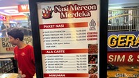 Nasi Oseng Merdeka menawarkan beberapa pilihan nasi dengan berbagai olahan mercon. Lauk oseng merconnya ada bakso, ceker, sampai ceker tanpa tulang. Foto: Detikcom / Atiqa Rana